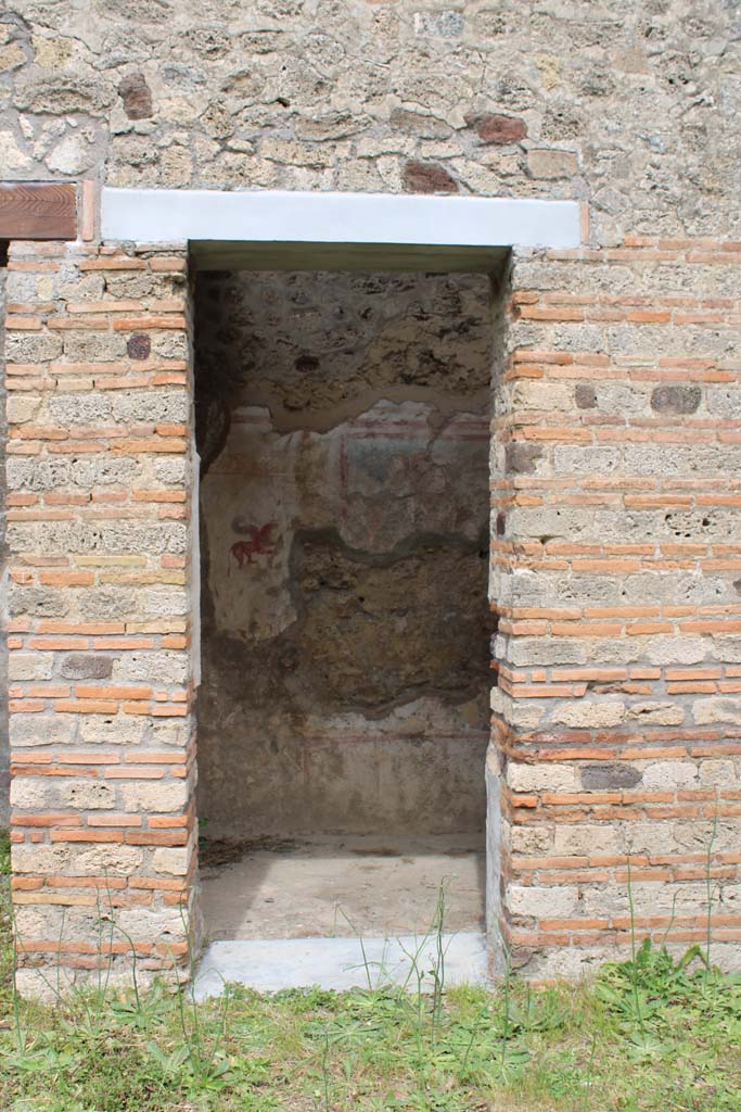 IX.5.2 Pompeii. May 2019. Room �c�, looking east through doorway on east side of atrium �b�.
Foto Christian Beck, ERC Grant 681269 D�COR.

