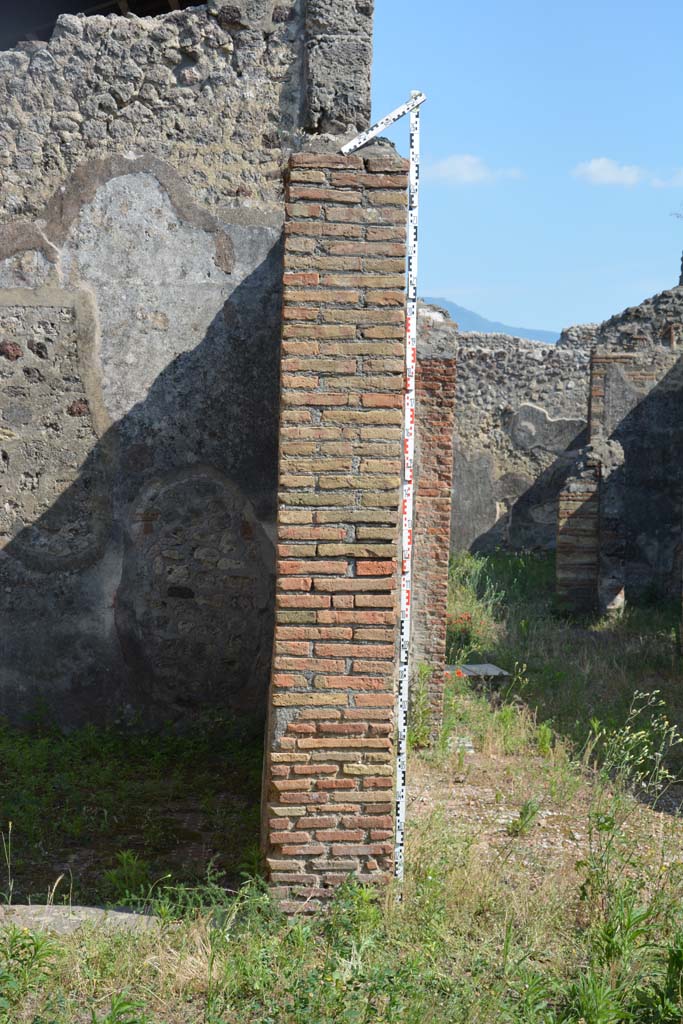 IX.5.2 Pompeii. May 2017. Room �k�, pilaster on east side of tablinum in atrium, with doorway to room �i� on left.
Foto Christian Beck, ERC Grant 681269 D�COR.

