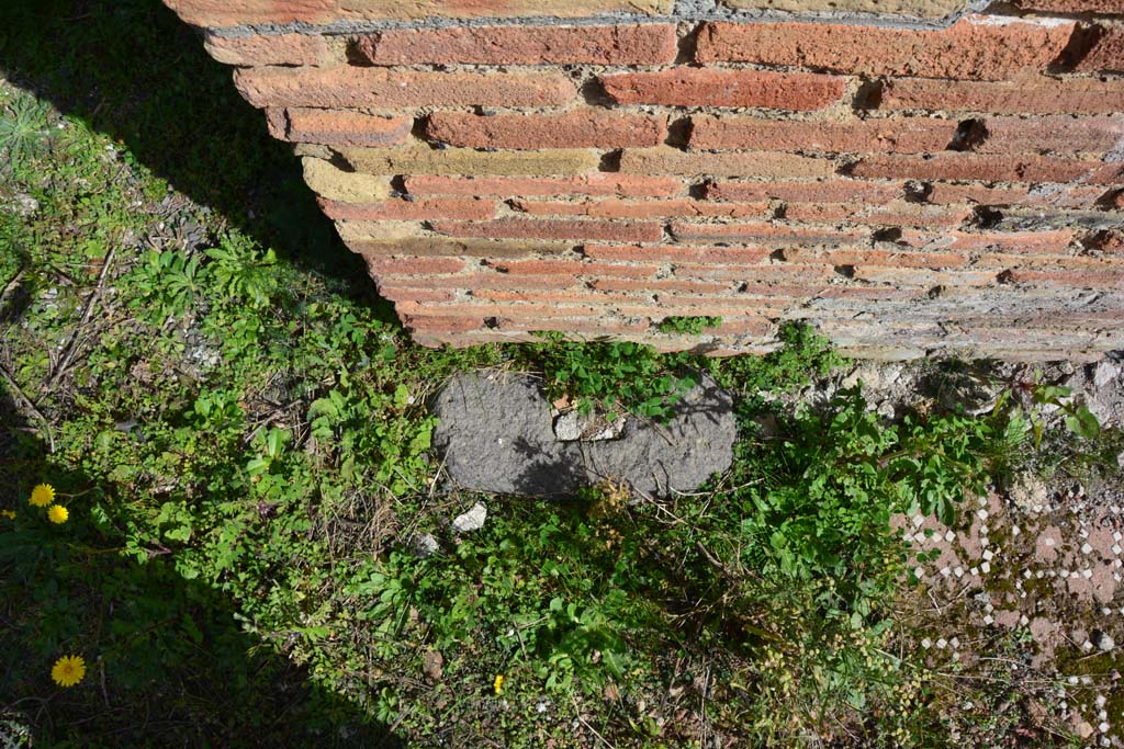 IX.5.2 Pompeii. March 2017. Room �k�, remaining threshold on east side of doorway at north end.
Foto Christian Beck, ERC Grant 681269 D�COR.
