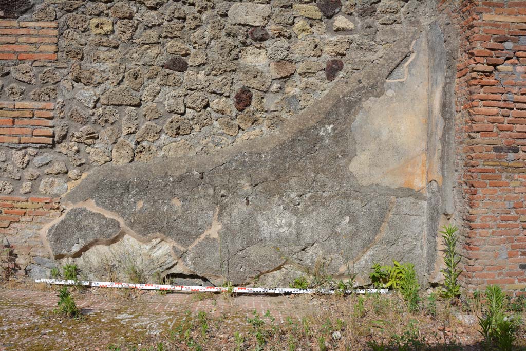 IX.5.2 Pompeii. May 2017. Room �k�, east wall at south end with small separating wall to room �L�, on right.
Foto Christian Beck, ERC Grant 681269 D�COR.
