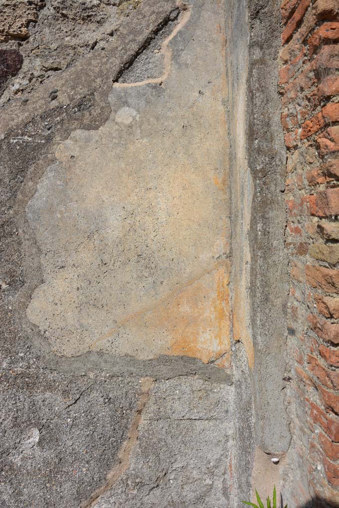 IX.5.2 Pompeii. May 2017. 
Room �k�, detail from east wall at south end with small separating wall to room �L�, on right.
Foto Christian Beck, ERC Grant 681269 D�COR.
