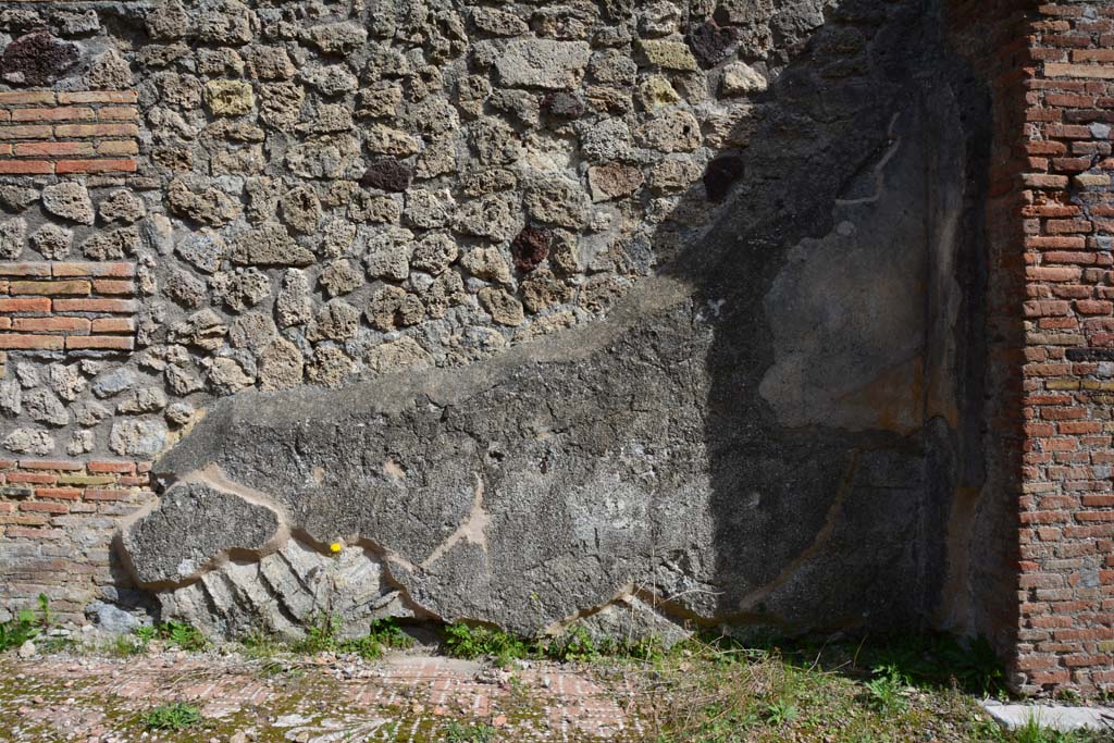 IX.5.2 Pompeii. March 2017. Room �k�, east wall at south end with small separating wall to room �L�, on right.
Foto Christian Beck, ERC Grant 681269 D�COR.
