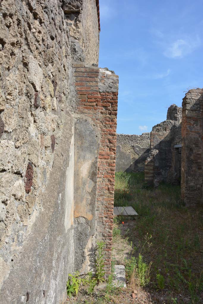 IX.5.2 Pompeii. May 2017. Room �k�, looking south along east wall towards small separating wall into room �L�.
Foto Christian Beck, ERC Grant 681269 D�COR.

