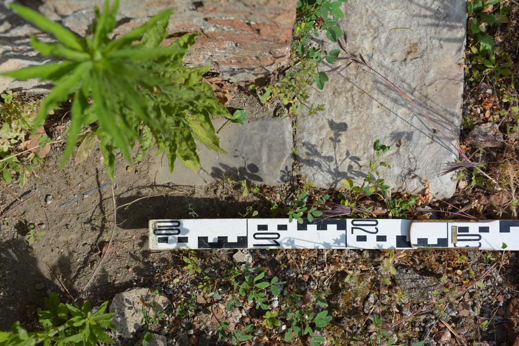 IX.5.2 Pompeii. May 2017. Room �k�, east side, looking south towards doorway threshold separating from room �L�.
Foto Christian Beck, ERC Grant 681269 D�COR.
