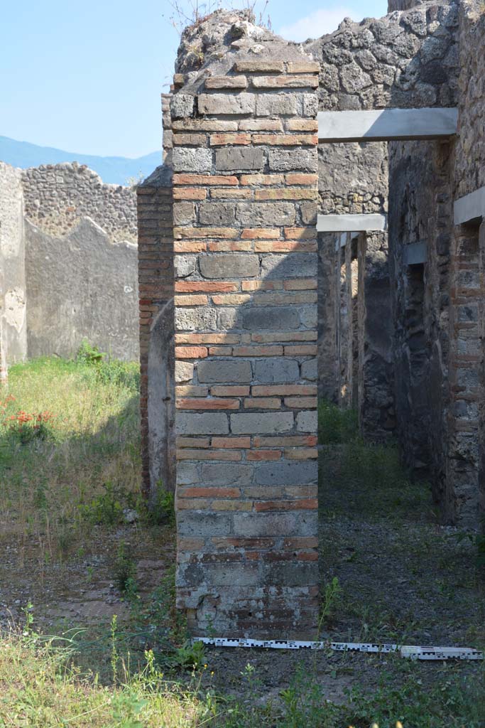 IX.5.2 Pompeii. May 2017. 
Room �k�, detail of pilaster on west side of tablinum, with remaining flooring visible, on the right is corridor �m�.  
Foto Christian Beck, ERC Grant 681269 D�COR.

