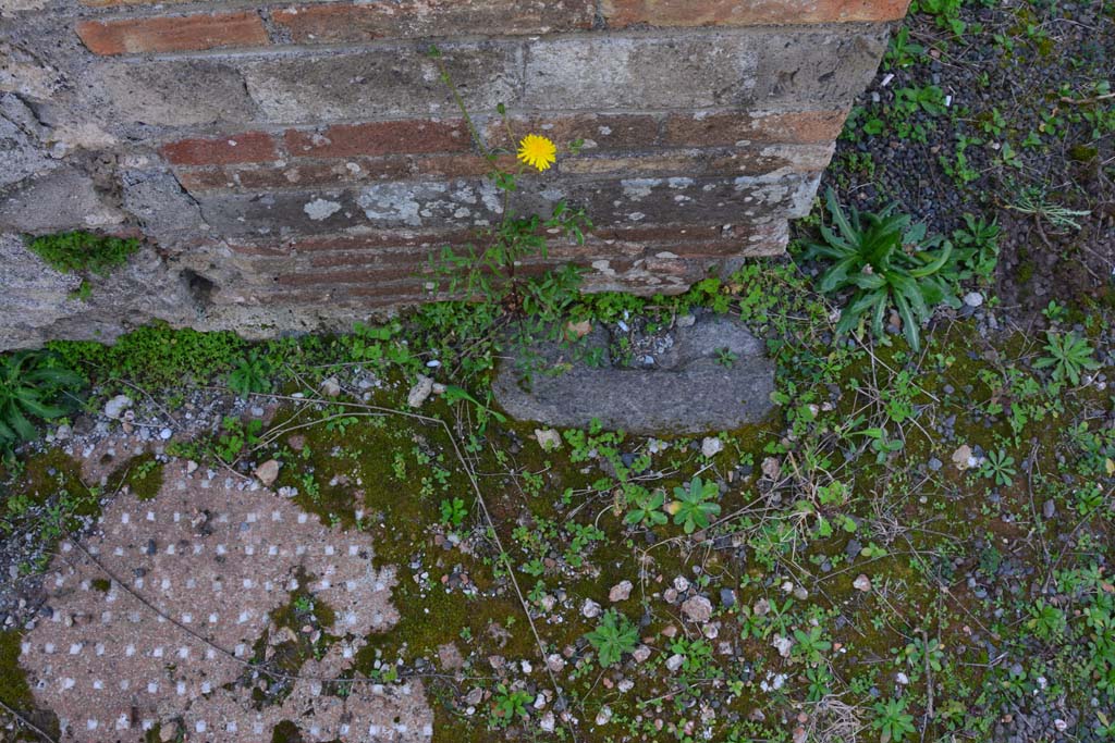IX.5.2 Pompeii. March 2017. Room �k�, remaining threshold on west side of doorway, at north end.
Foto Christian Beck, ERC Grant 681269 D�COR.

