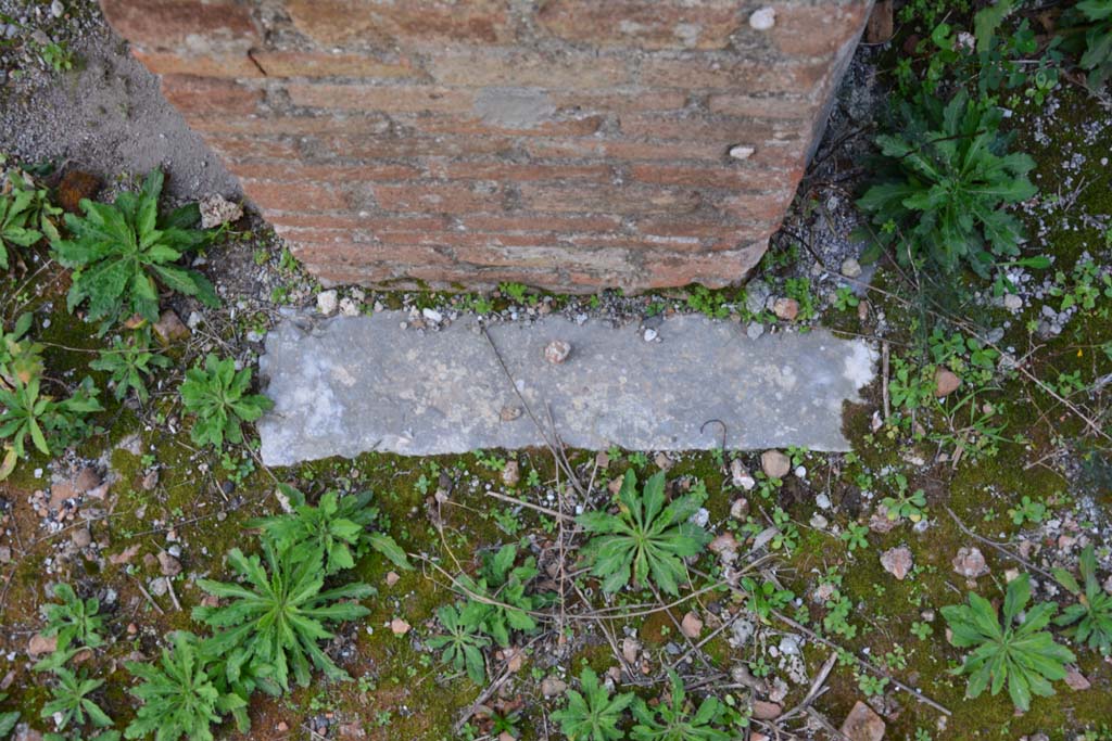 IX.5.2 Pompeii. March 2017. Room �k�, west wall, doorway threshold separating from room �L�, on left.
Foto Christian Beck, ERC Grant 681269 D�COR.


