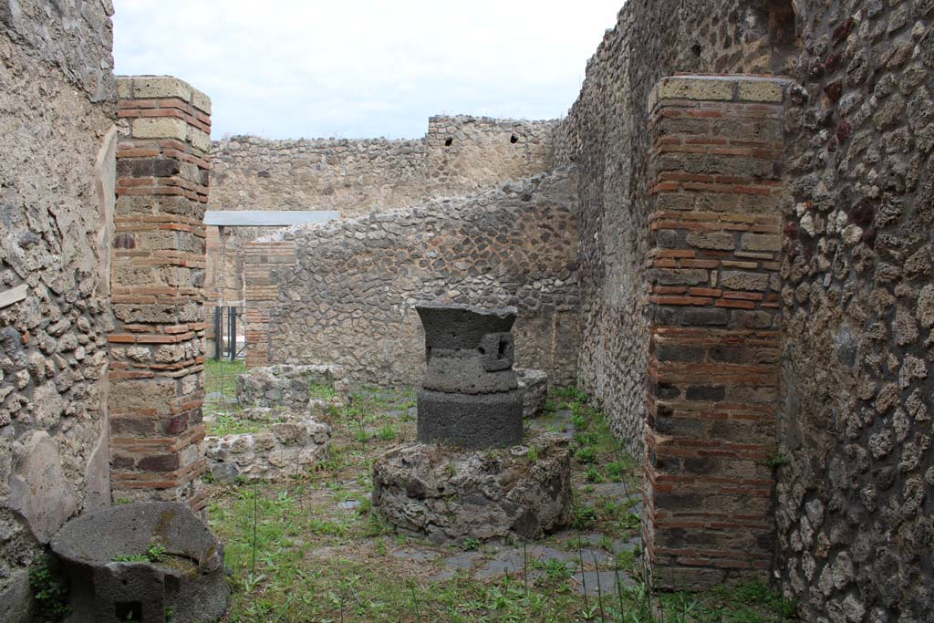 IX.5.4 Pompeii. March 2019. Room c, looking north into bakery room b.
Foto Christian Beck, ERC Grant 681269 D�COR.
