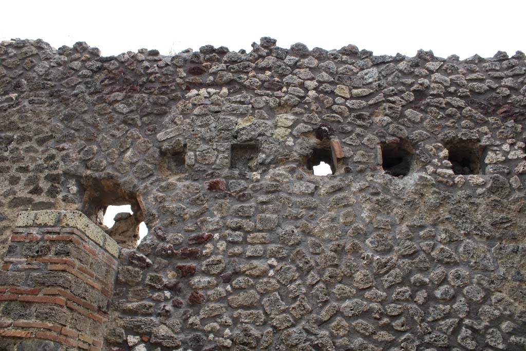 IX.5.4 Pompeii. March 2019. Room c, upper east wall with holes for support beams for an upper floor.
Foto Christian Beck, ERC Grant 681269 D�COR.
