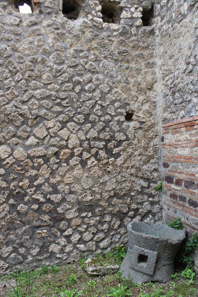 IX.5.4 Pompeii. March 2019. Room c, east wall in south-east corner.
Foto Christian Beck, ERC Grant 681269 D�COR.

