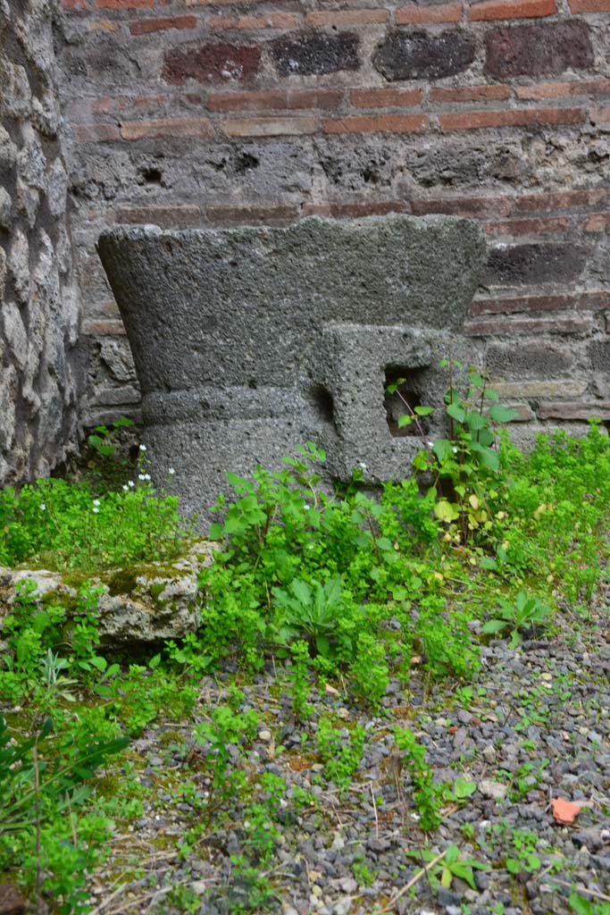 IX.5.4 Pompeii. March 2017. Room c, detail of fragment of mill in south-east corner.
Foto Christian Beck, ERC Grant 681269 D�COR.
