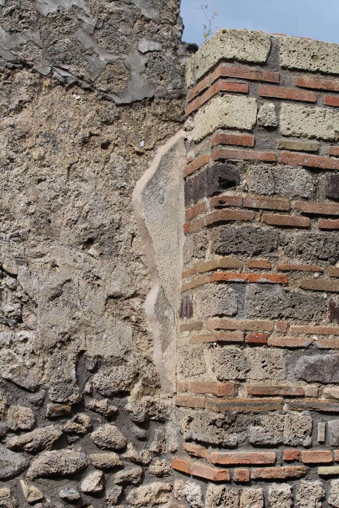 IX.5.4 Pompeii. March 2019. Room c, upper west wall with pilaster in north-west corner.
Foto Christian Beck, ERC Grant 681269 D�COR.

