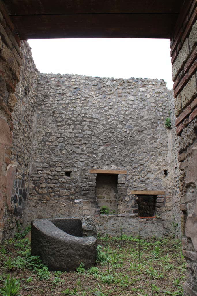 IX.5.4 Pompeii. March 2019. Room d, looking south through doorway from room c.
Foto Christian Beck, ERC Grant 681269 D�COR
