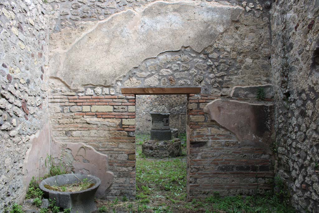 IX.5.4 Pompeii. March 2019. Room d, north wall with doorway to room c.
Foto Christian Beck, ERC Grant 681269 D�COR.
