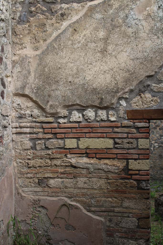 IX.5.4 Pompeii. March 2019. Room d, detail of north wall at west end.
Foto Christian Beck, ERC Grant 681269 D�COR.
