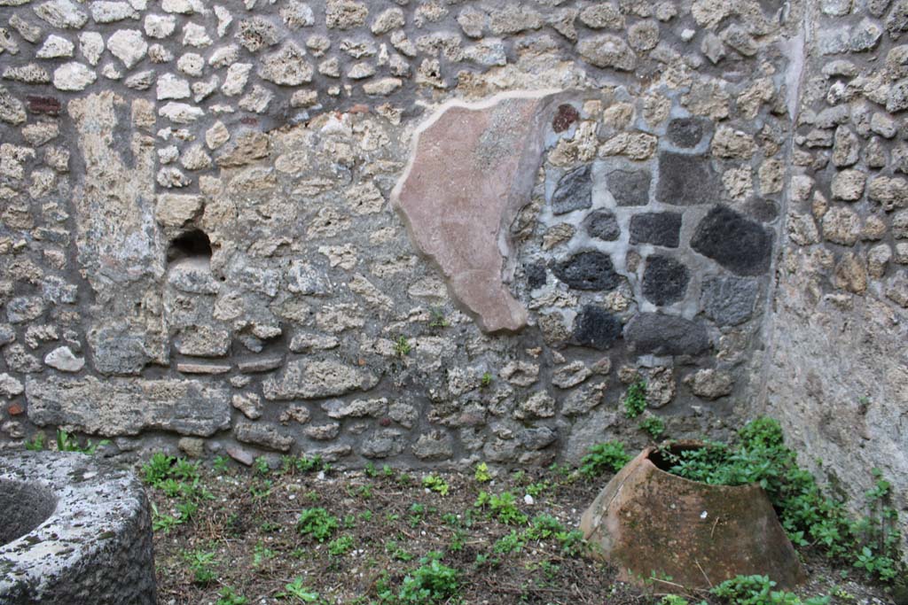 IX.5.4 Pompeii. March 2019. Room d, east wall at south end.
Foto Christian Beck, ERC Grant 681269 D�COR.

