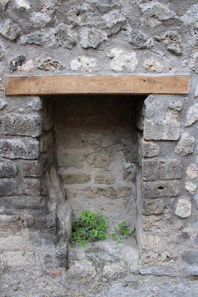 IX.5.4 Pompeii. March 2019. Room d, recess in south wall.
Foto Christian Beck, ERC Grant 681269 D�COR.
