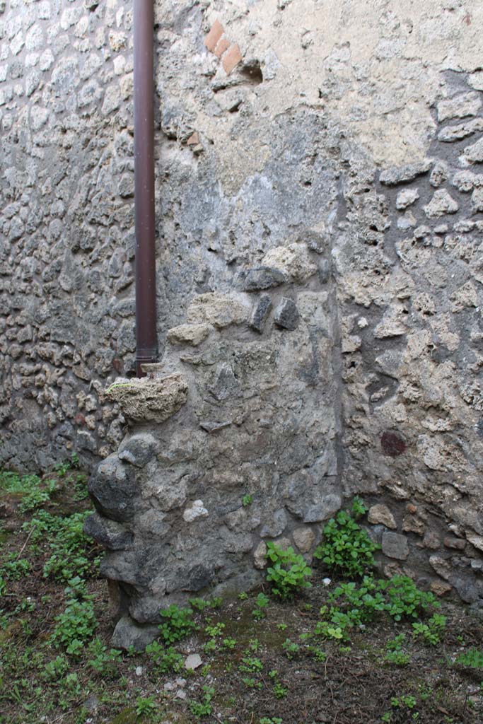 IX.5.4 Pompeii. March 2019. 
Room e, looking south to wall of structure in north-west corner against west wall.
Foto Christian Beck, ERC Grant 681269 D�COR.

