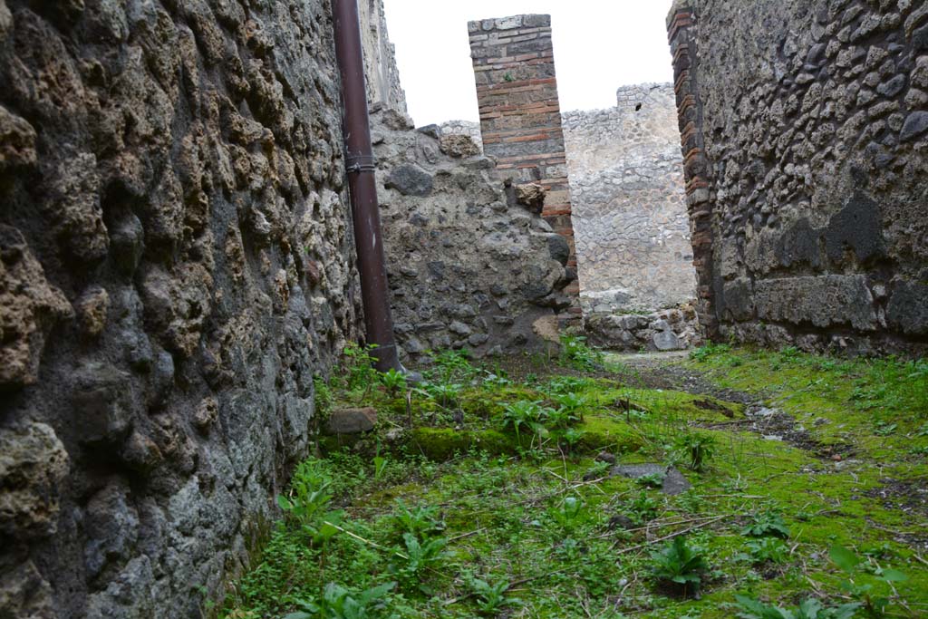 IX.5.4 Pompeii. March 2017. Room e, looking north towards structure in north-west corner and doorway to room b.
Foto Christian Beck, ERC Grant 681269 D�COR.
