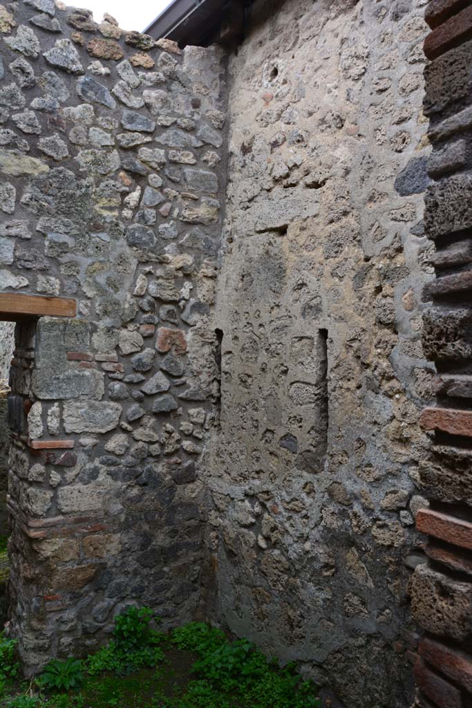 IX.5.4 Pompeii. March 2017. Room e, west wall in south-west corner.
Foto Christian Beck, ERC Grant 681269 D�COR.
