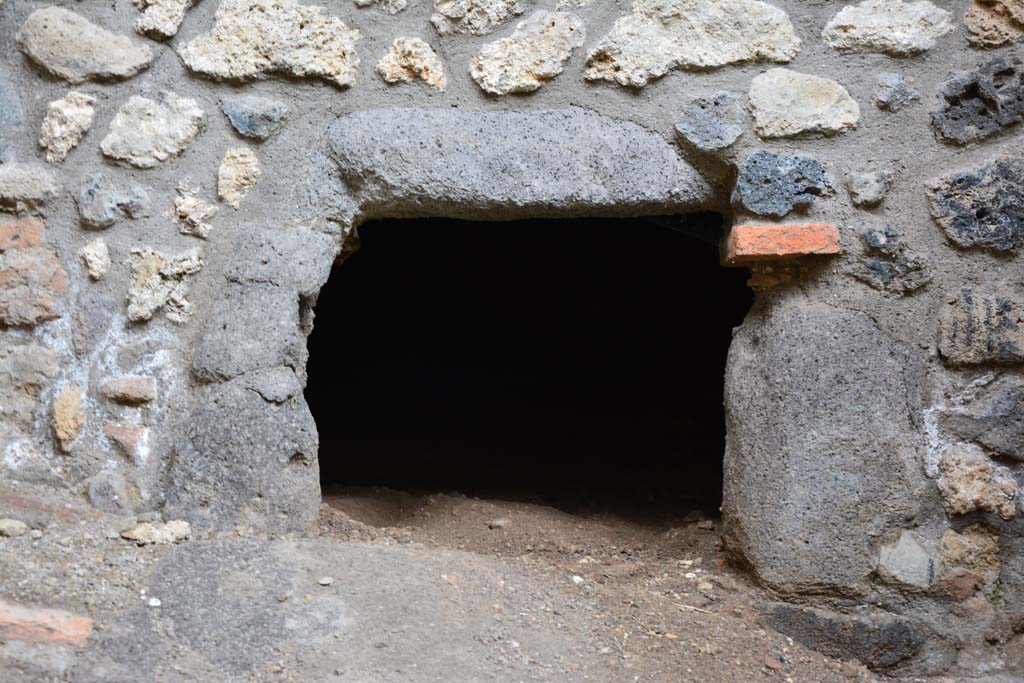 IX.5.4 Pompeii. March 2017. Room f, lava oven-mouth.
Foto Christian Beck, ERC Grant 681269 D�COR.

