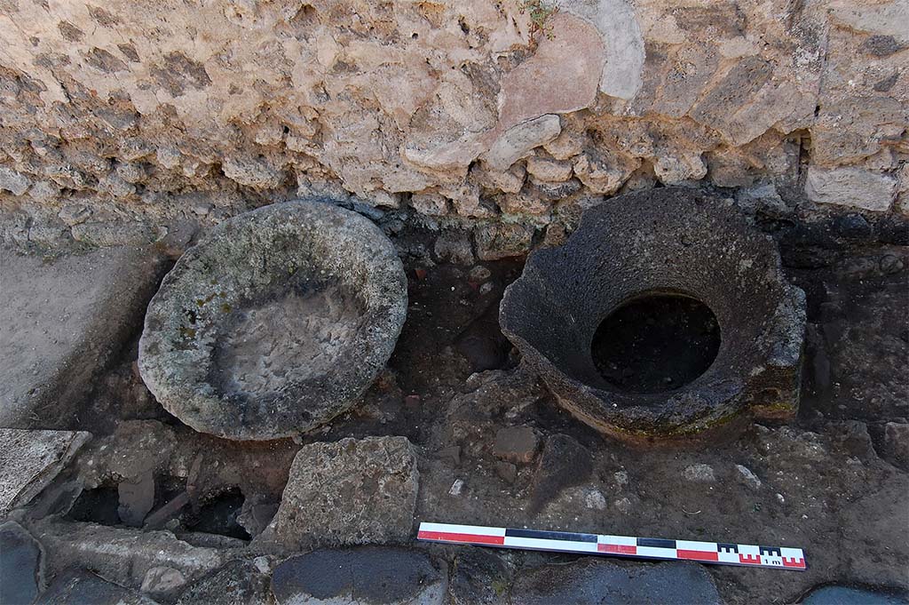 Fig. 12 � Pomp�i Pistrina. Boulangerie IX 5, 4. Remblai comprenant une meta renvers�e et un catillus dans la salle des meules.
Clich� S. Aho / EFR.
