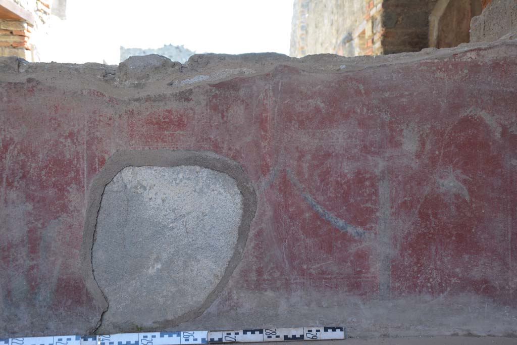 IX.5.6 Pompeii. May 2017. Room i, centre of zoccolo on south wall below window.          
Foto Christian Beck, ERC Grant 681269 D�COR.

