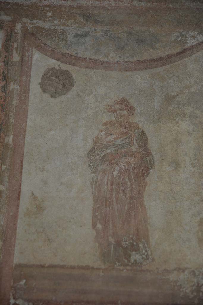 IX.5.6 Pompeii. May 2017. Room i, detail of figure in centre of upper north wall in north-west corner
Foto Christian Beck, ERC Grant 681269 DÉCOR.