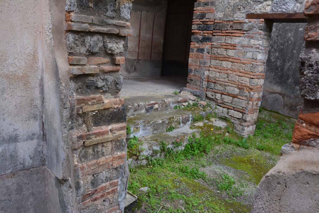 IX.5.6 Pompeii. March 2017. Room n, steps at north end leading up to room l (L).
Foto Christian Beck, ERC Grant 681269 D�COR.

