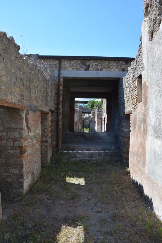 IX.5.6 Pompeii. May 2017. 
Room n, looking north towards steps to room l (L), and through tablinum towards entrance doorway.  
Foto Christian Beck, ERC Grant 681269 D�COR.
