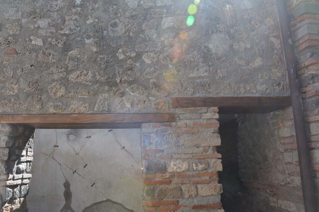 IX.5.6 Pompeii. May 2017. Room n, west side, above doorways to rooms v and m.  
Foto Christian Beck, ERC Grant 681269 D�COR.
