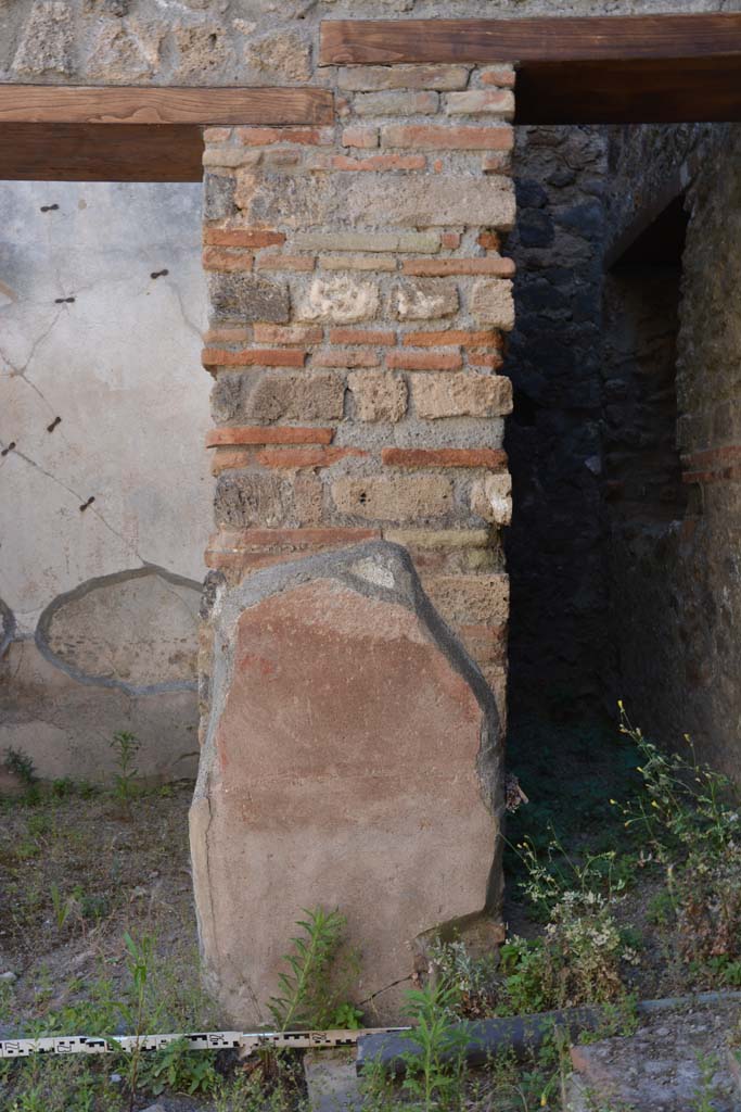 IX.5.6 Pompeii. May 2017. Room n, west side at north end, detail of wall division between rooms v and m.
Foto Christian Beck, ERC Grant 681269 D�COR.
