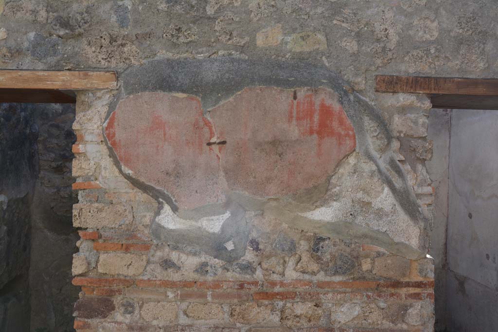 IX.5.6 Pompeii. May 2017. Room n, west side, detail of remaining plaster between rooms t and r. 
Foto Christian Beck, ERC Grant 681269 D�COR.
