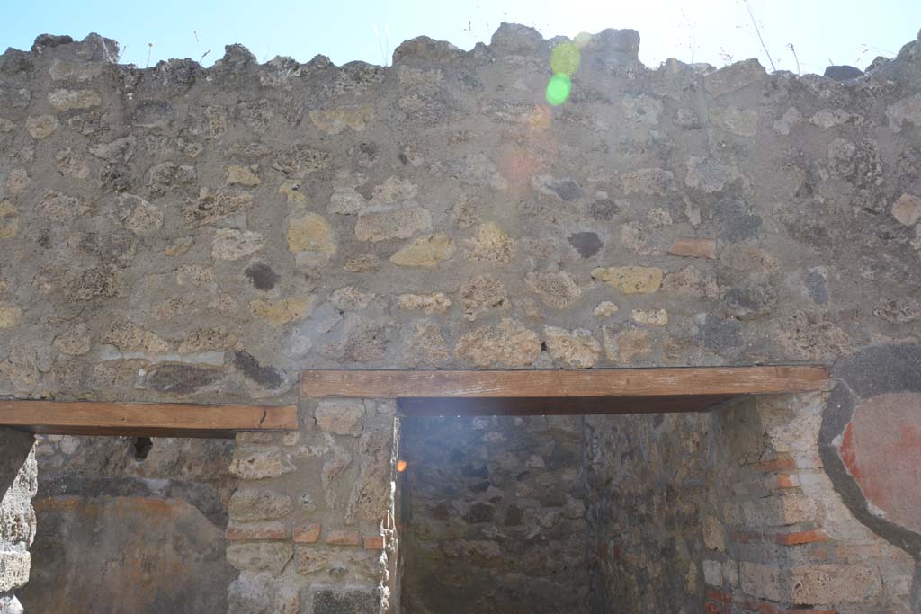 IX.5.6 Pompeii. May 2017. Room n, west side, upper wall above doorways to rooms s and t. 
Foto Christian Beck, ERC Grant 681269 D�COR.

