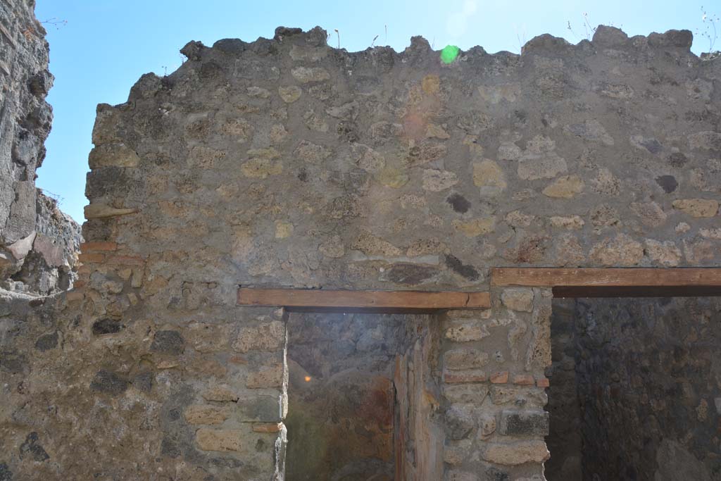 IX.5.6 Pompeii. May 2017. Room n, west side, upper wall above doorways to room s, in centre, and room t, on right.
Foto Christian Beck, ERC Grant 681269 D�COR.
