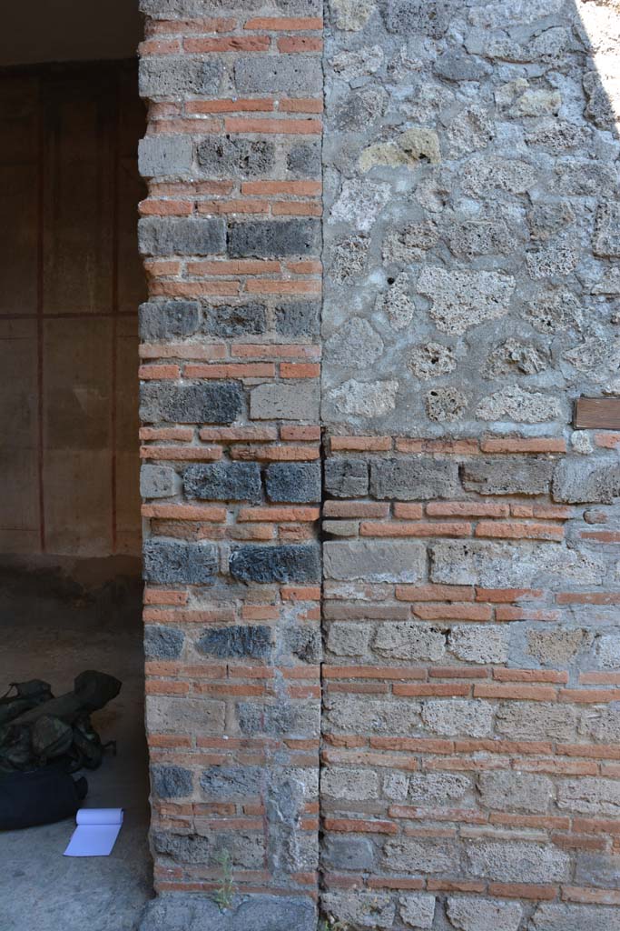 IX.5.6 Pompeii. May 2017. Room n, looking east towards wall on south side of room l (L). 
Foto Christian Beck, ERC Grant 681269 D�COR.
