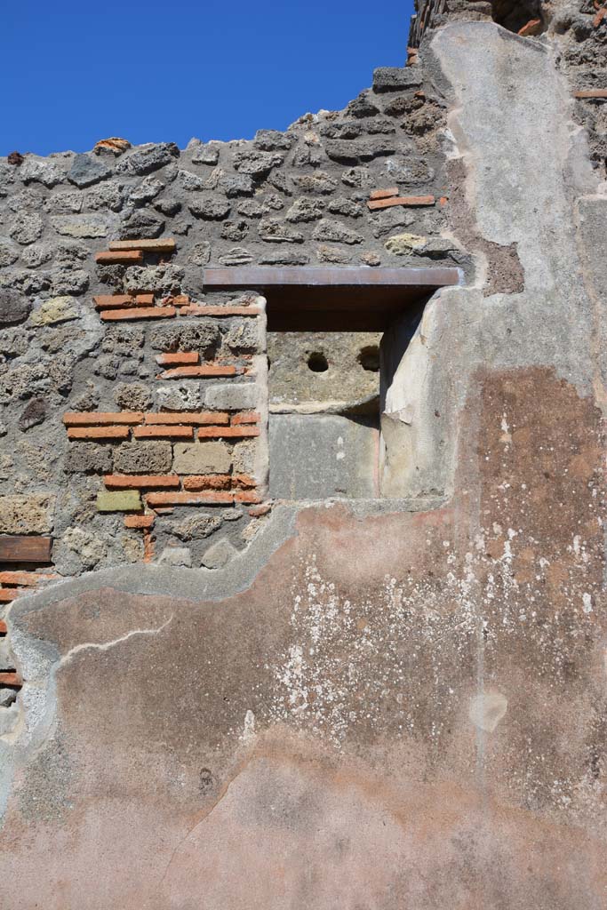 IX.5.6 Pompeii. May 2017. 
Room n, east side, window on upper south side of doorway to room o.
Foto Christian Beck, ERC Grant 681269 D�COR.
