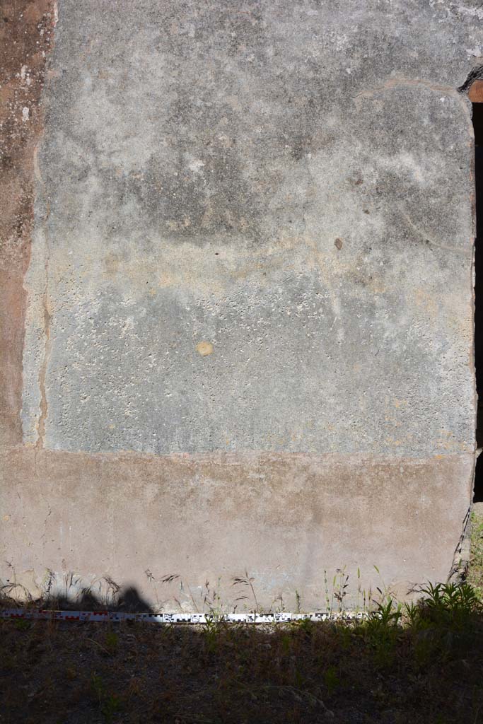 IX.5.6 Pompeii. May 2017. 
Room n, east side, detail of lower wall on north side of doorway to room p. 
Foto Christian Beck, ERC Grant 681269 D�COR.

