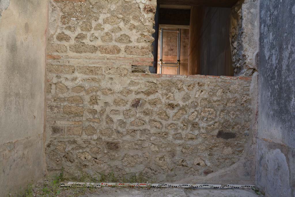 IX.5.6 Pompeii. May 2017. Room o, lower north wall with window into room l (L). 
Foto Christian Beck, ERC Grant 681269 D�COR.
