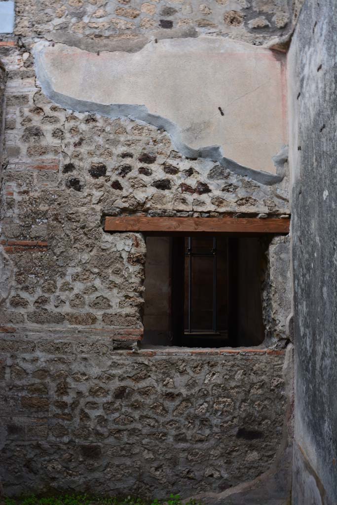 IX.5.6 Pompeii. March 2017. Room o, north wall with window in north-east corner.  
Foto Christian Beck, ERC Grant 681269 D�COR.
