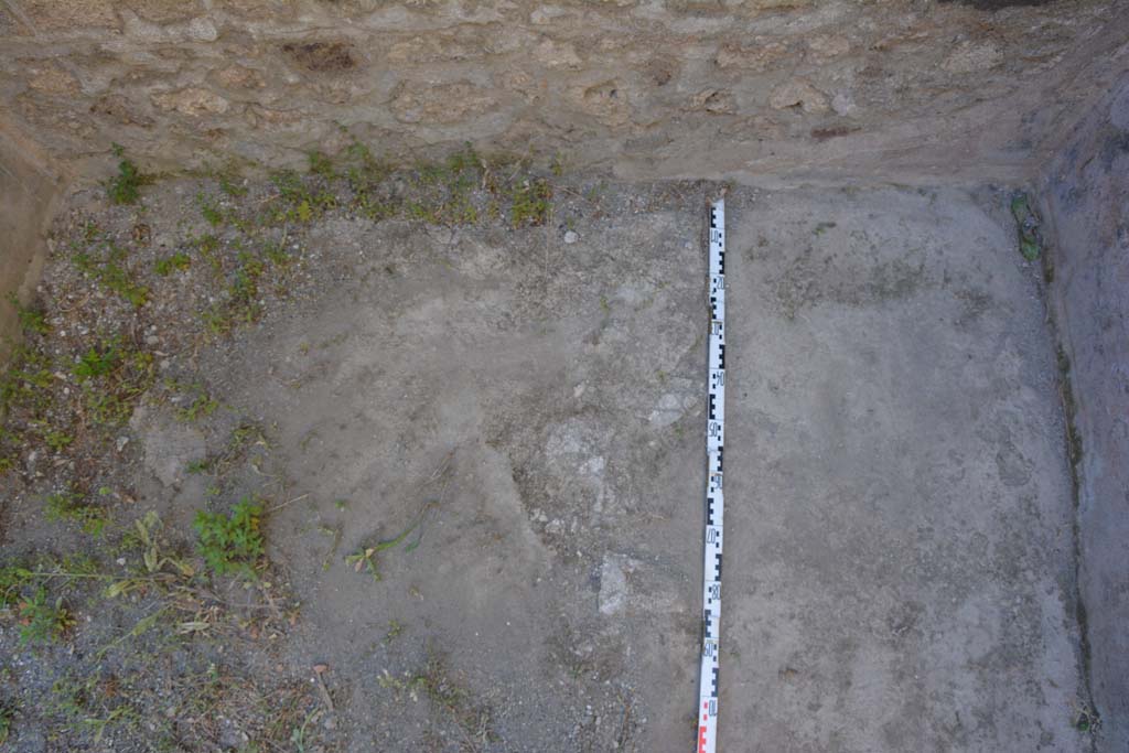 IX.5.6 Pompeii. May 2017. Room o, flooring in north-east corner, looking north.  
Foto Christian Beck, ERC Grant 681269 D�COR.
