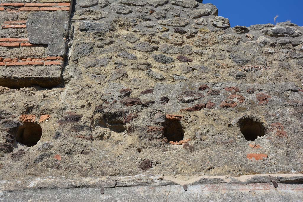 IX.5.6 Pompeii. May 2017. Room o, detail from upper east wall, with holes for support beams for an upper floor.  
Foto Christian Beck, ERC Grant 681269 D�COR.
