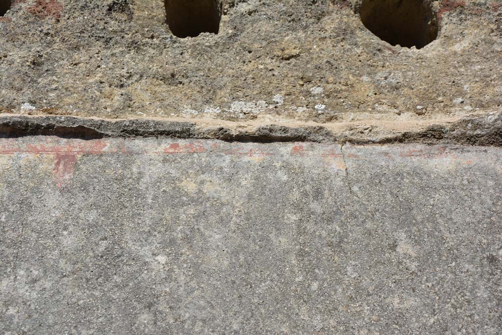 IX.5.6 Pompeii. May 2017. Room o, detail of upper east wall below holes for support beams. 
Foto Christian Beck, ERC Grant 681269 D�COR.

