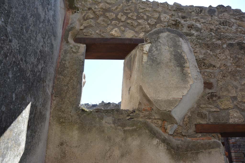 IX.5.6 Pompeii. May 2017. Room o, upper west wall with window overlooking room n. 
Foto Christian Beck, ERC Grant 681269 D�COR.
