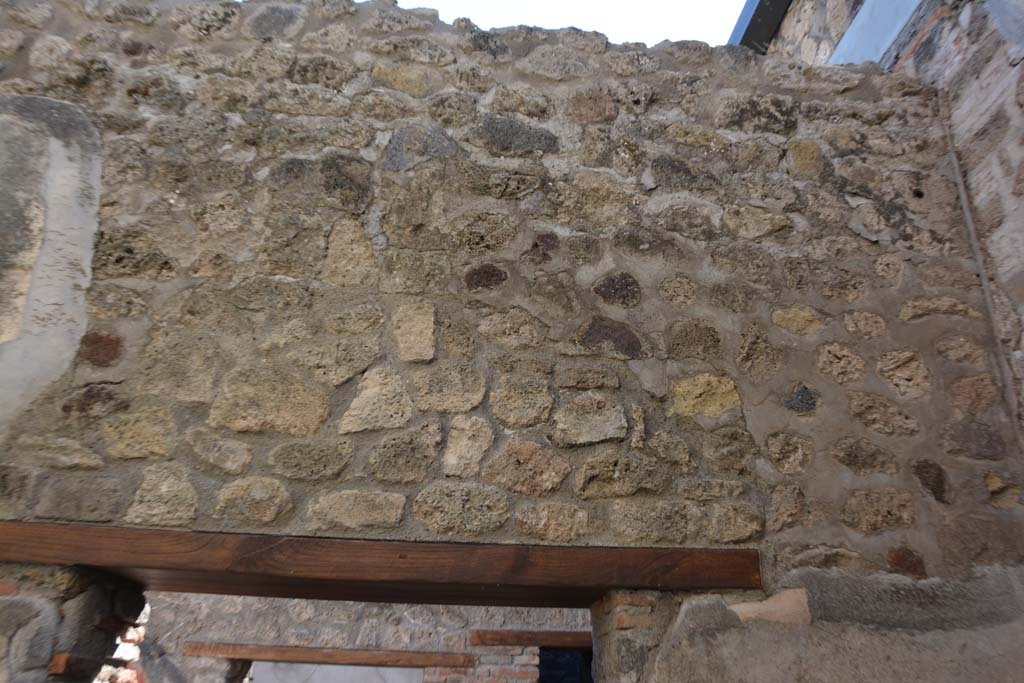 IX.5.6 Pompeii. May 2017. Room o, upper west wall above doorway. 
Foto Christian Beck, ERC Grant 681269 D�COR.

