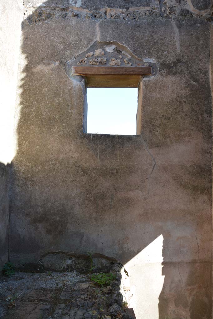 IX.5.6 Pompeii. May 2017. Room p, bench against south wall with window.
Foto Christian Beck, ERC Grant 681269 DÉCOR.