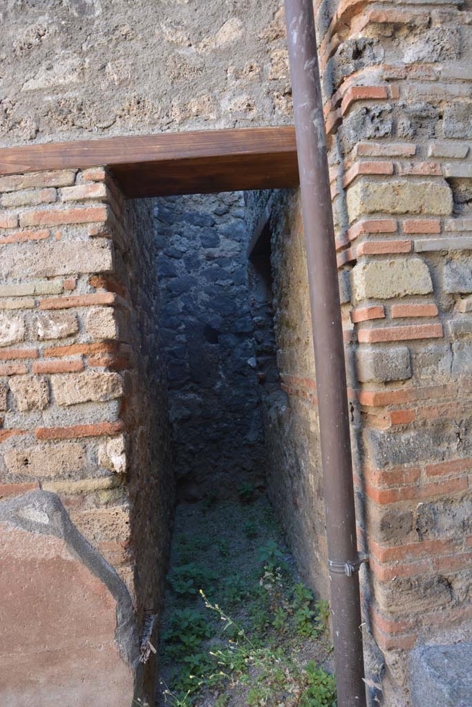 IX.5.6 Pompeii. May 2017. Room v, doorway on west side of room n, looking west.
Foto Christian Beck, ERC Grant 681269 D�COR.
