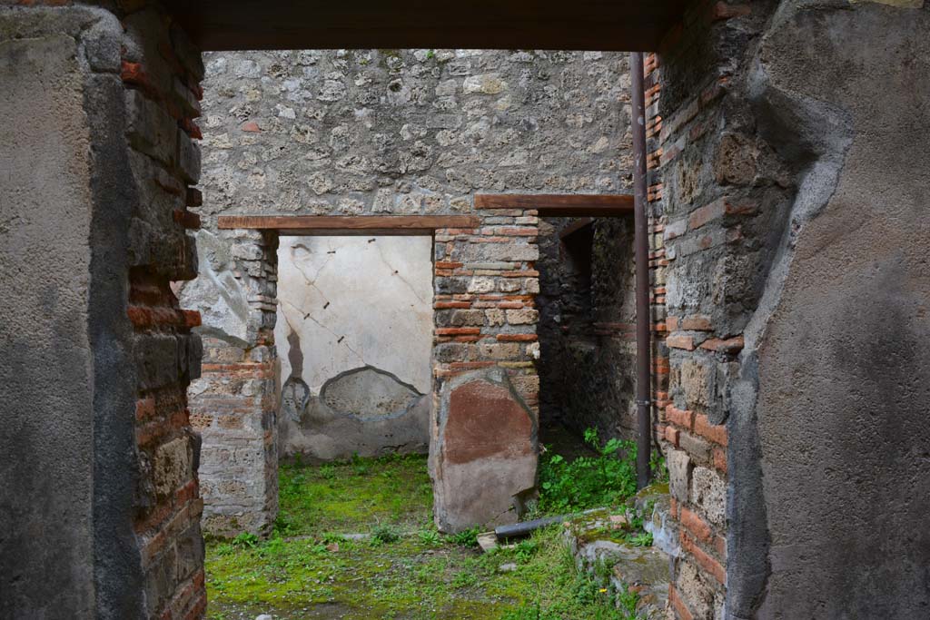 IX.5.6 Pompeii. March 2017. Doorway to room r, centre left, and room v, centre right, looking west across room n.
Foto Christian Beck, ERC Grant 681269 D�COR.

