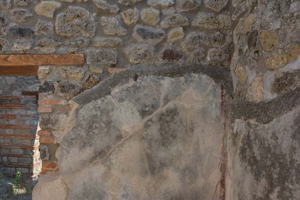 IX.5.6 Pompeii. May 2017. Room r, east wall in south-east corner, on south side of doorway.
Foto Christian Beck, ERC Grant 681269 D�COR.
