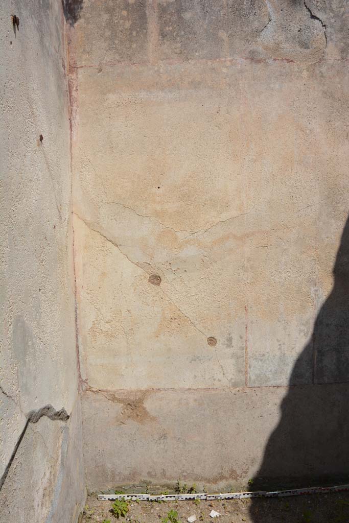 IX.5.6 Pompeii. May 2017. Room r, looking towards lower north wall in north-west corner.
Foto Christian Beck, ERC Grant 681269 D�COR.
